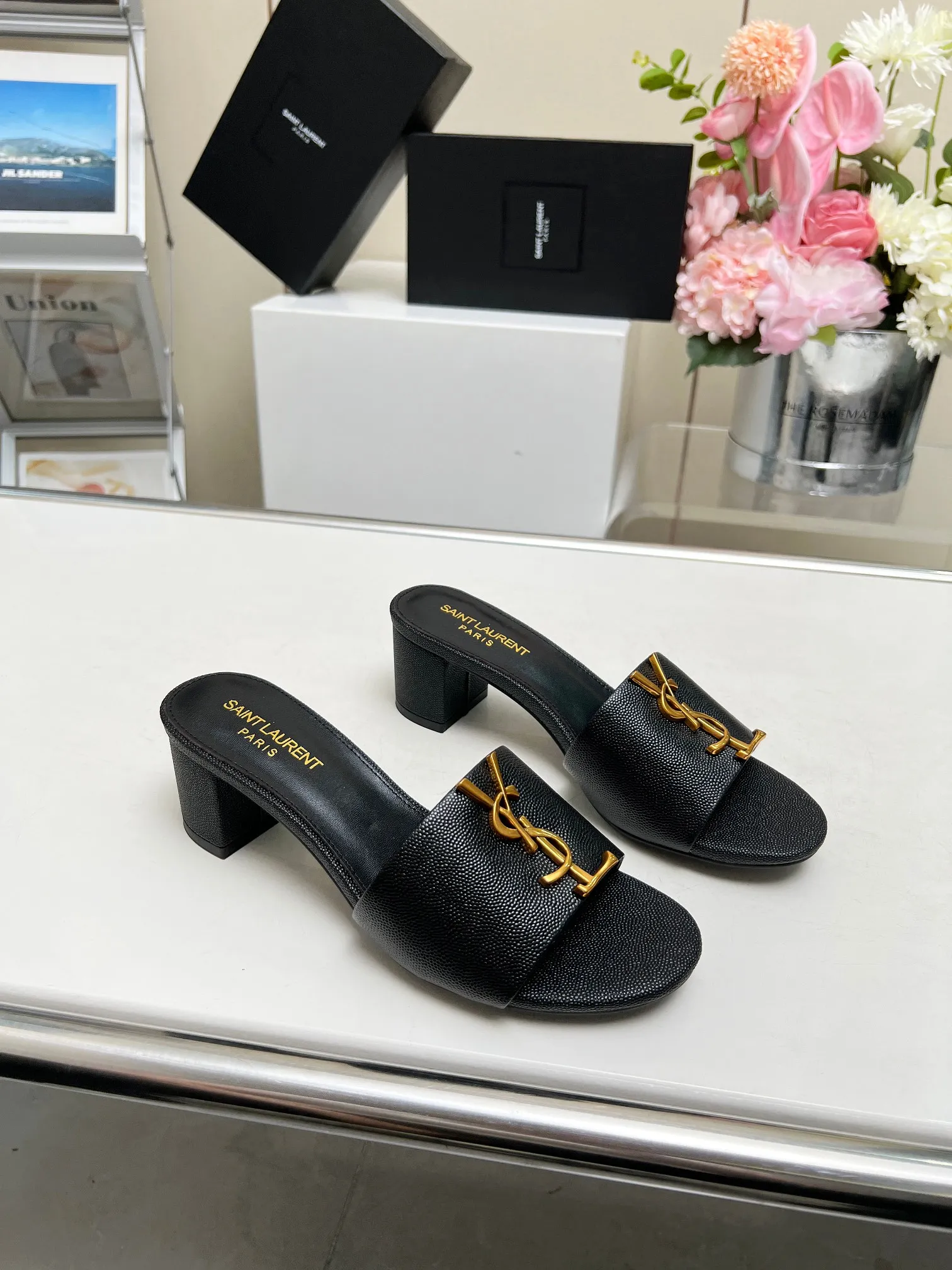 👟👟Ex-factory price 340👟👟 Genuine leather sole +30 Heel height: 5cm Fabric: Cow leather Pads: Sheep leather Size: 35-43 (42, 43 custom-made, non-returnable) [Saint Laurent] Saint Laurent 2024 counter synchronized new model, YSL-logo letter buckle decoration, high-quality and glamorous masterpiece, both temperament and fashion Classic and attractive design style, especially beautiful on the feet